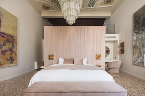 4 bedrooms, iron/ironing board, free WiFi, bed sheets
