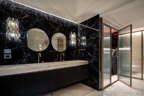 Dusche, kostenlose Toilettenartikel, Haartrockner, Bademäntel