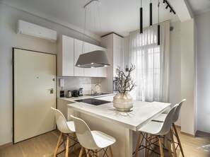 Kühlschrank, Geschirrspüler, Wasserkocher, Toaster