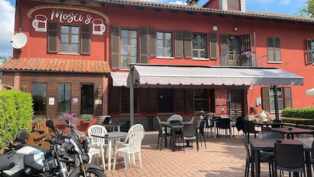 Outdoor dining. Mosci's Bed & Beer - Birreria con Bed & Breakfast