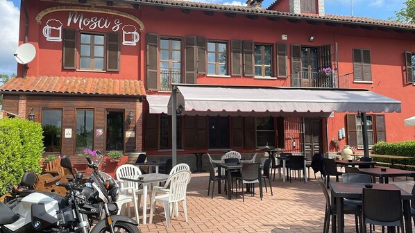Outdoor dining - Mosci's Bed & Beer - Birreria con Bed & Breakfast (San damiano d'asti)