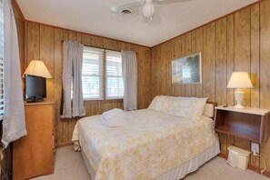 4 bedrooms, iron/ironing board, travel crib, free WiFi