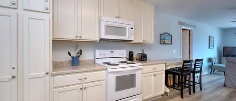 Kylskåp, mikrovågsugn, ugn och spishäll