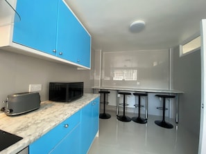 House | Private kitchen | Fridge, microwave, oven, stovetop - London Bliss Retreat - Superb 3-bed House (London)