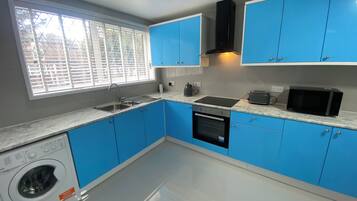 House | Private kitchen | Fridge, microwave, oven, stovetop