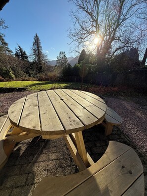 Outdoor dining - Cosy yet spacious Highland Hideaway for 10 (Fort William)