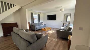 Smart TV, fireplace