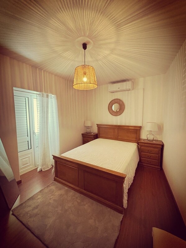 3 bedrooms, iron/ironing board, bed sheets