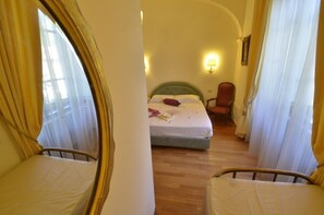 2 habitaciones, escritorio, tabla de planchar con plancha y wifi 