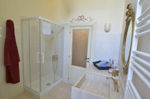 Regadera, amenidades de baño gratuitas, secadora de cabello, batas 