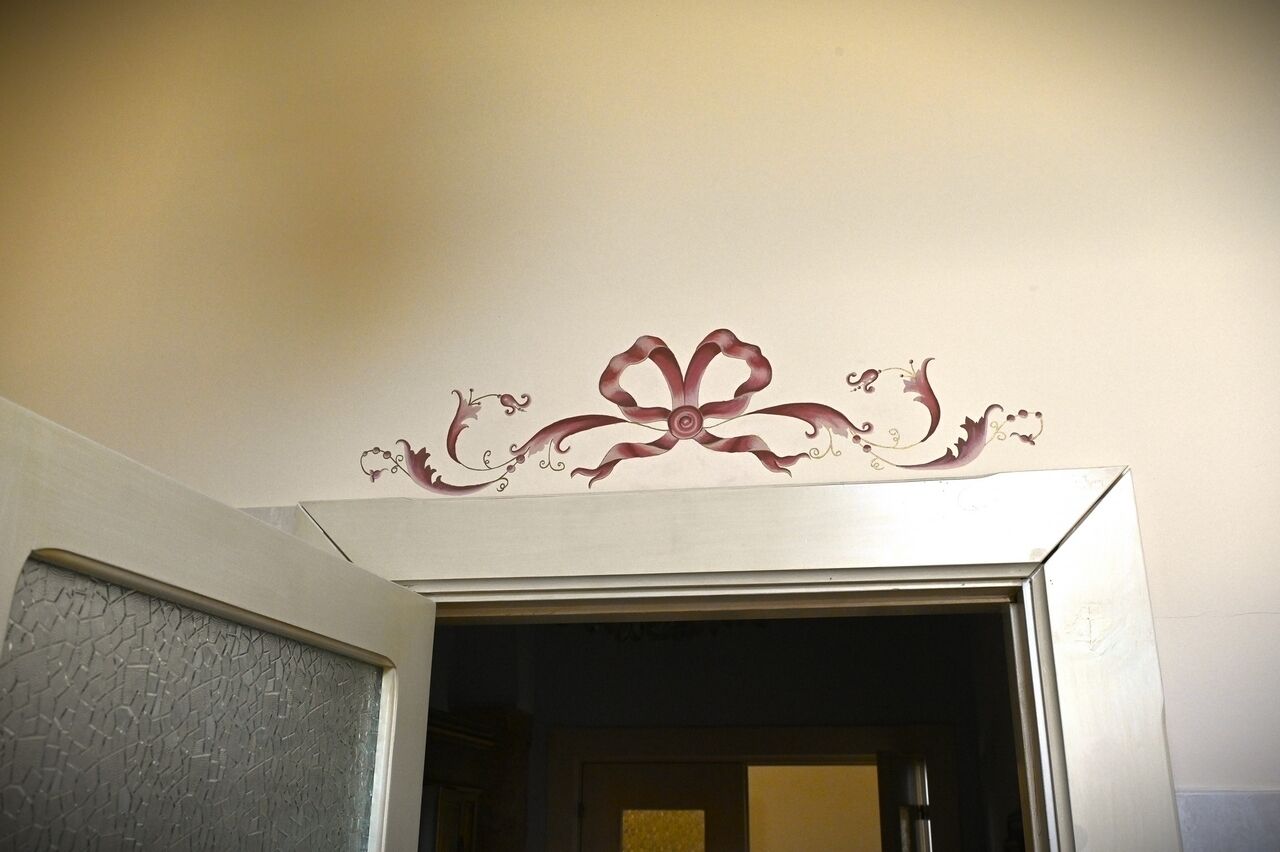 Een plafond met een decoratief bloemendesign.