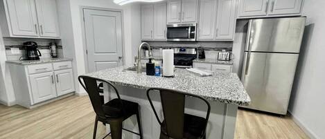 Refrigerador, microondas, horno, placa de cocina