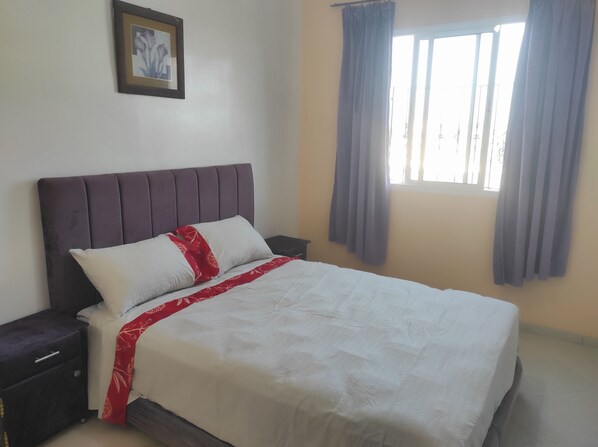 2 dormitoris, planxa i posts de planxar, wifi i roba de llit