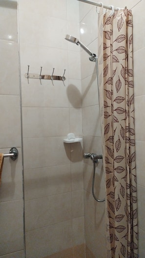 Dusche, Handtücher, Seife, Toilettenpapier