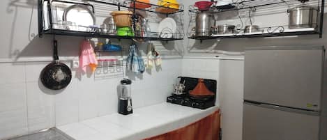 Refrigerador, placa de cocina, licuadora, utensilios de cocina