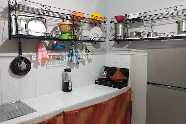 Kühlschrank, Herdplatte, Mixer, Kochgeschirr/Geschirr/Besteck