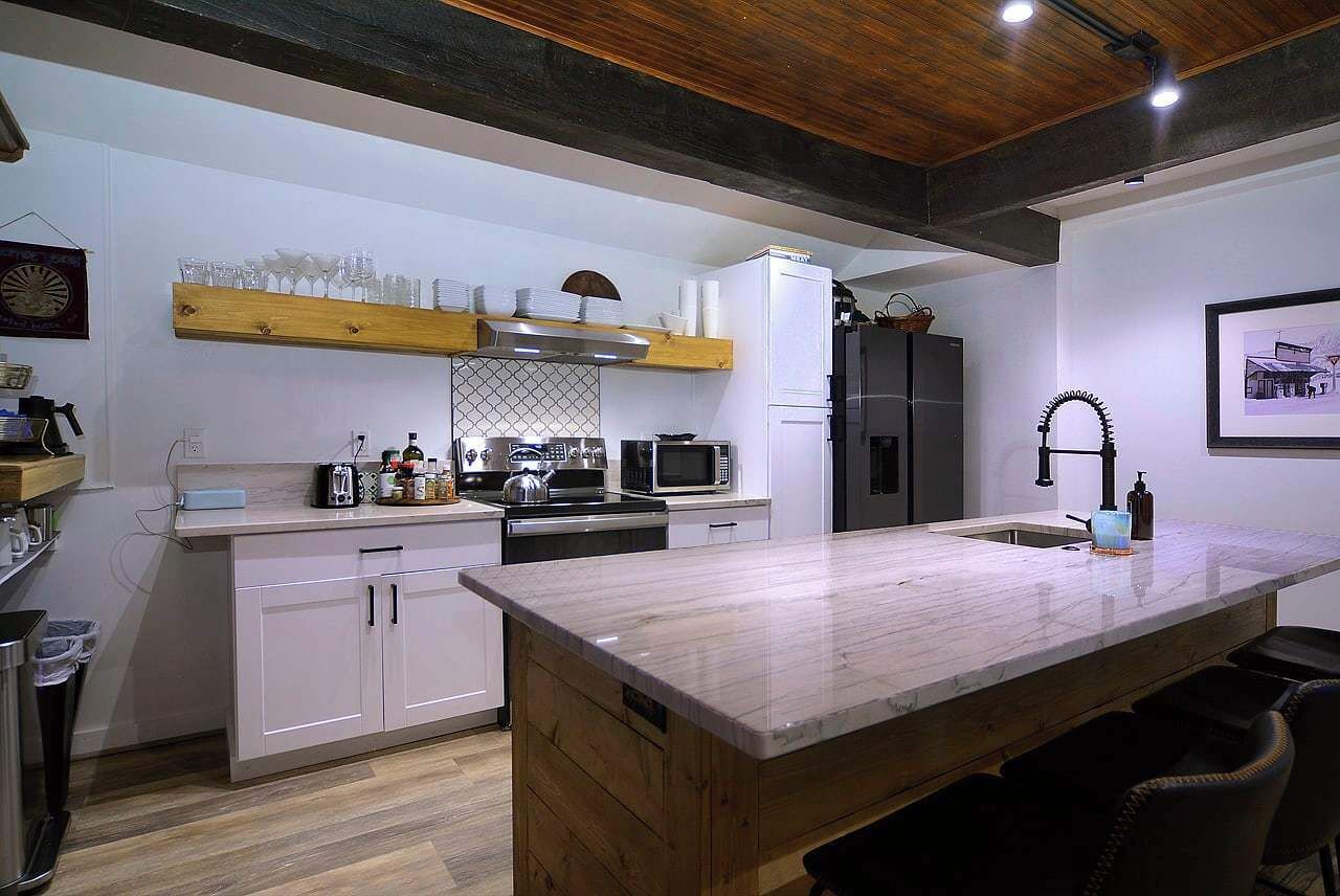 Wasserkocher mit Kaffee-/Teezubehör, Kühlschrank, Mikrowelle, Ofen