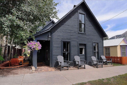 Authentic CB, Historic Remodeled Elk Ave Gem!