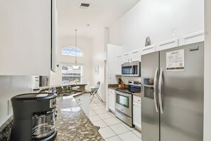 Four à micro-ondes, lave-vaisselle, mélangeur