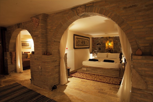 6 bedrooms, iron/ironing board, WiFi, bed sheets