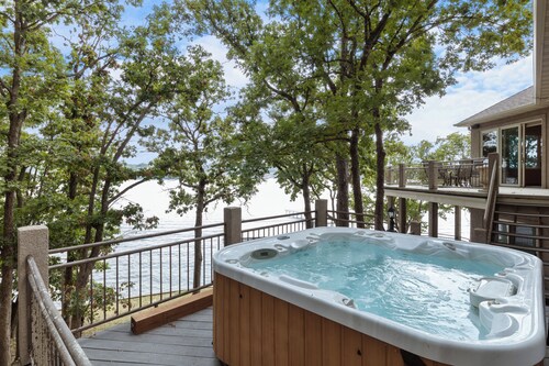 Pet-Friendly Home In The Main Channel w/ Breathtaking Sunsets & Lake Views