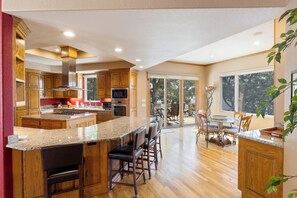 冷蔵庫、電子レンジ、オーブン、コンロ