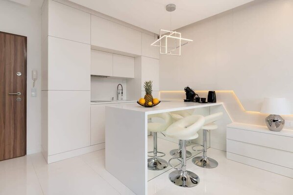 Fridge, stovetop, dishwasher, coffee/tea maker