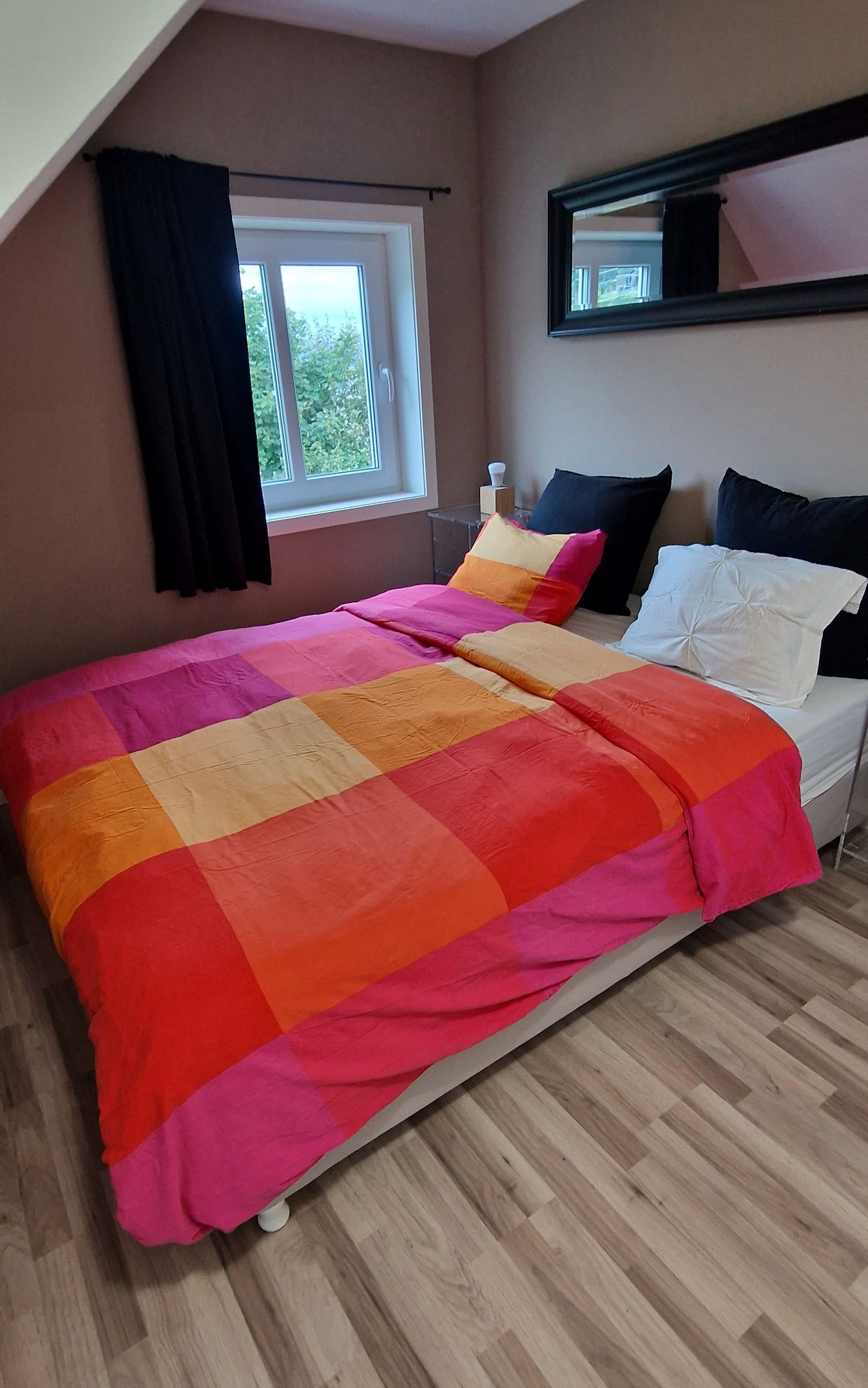 4 slaapkamers, een bureau, een strijkplank/strijkijzer, reisbedje