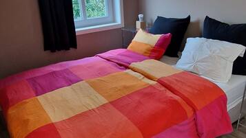 4 sovrum, skrivbord, strykjärn/strykbräda och resesäng