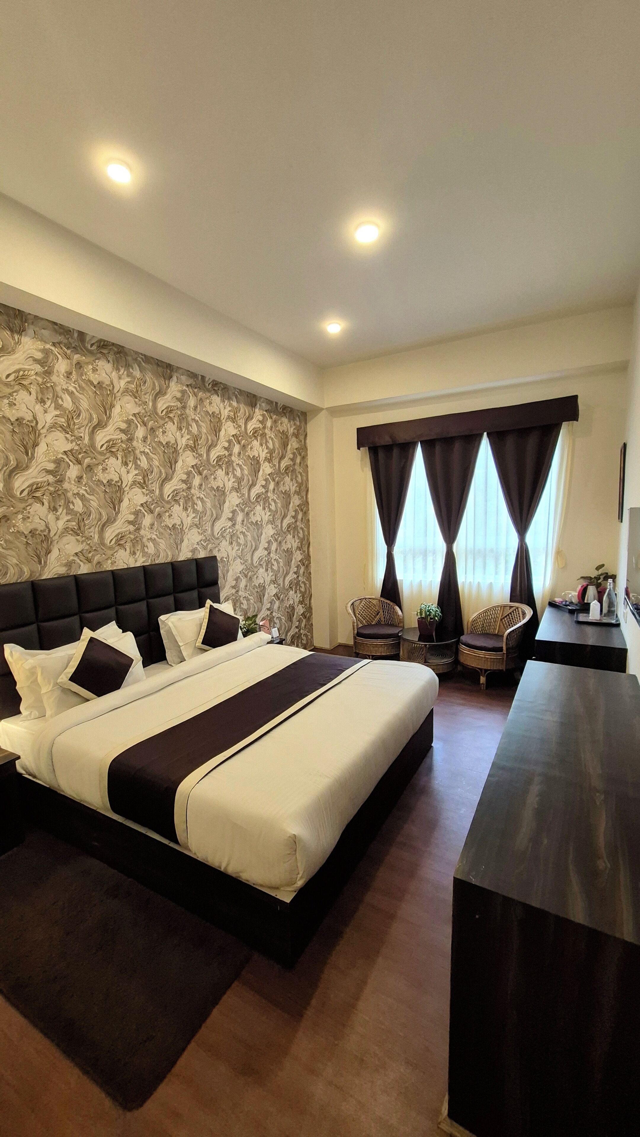 Tweepersoonskamer | Luxe beddengoed, bedden met traagschuimmatrassen, een bureau