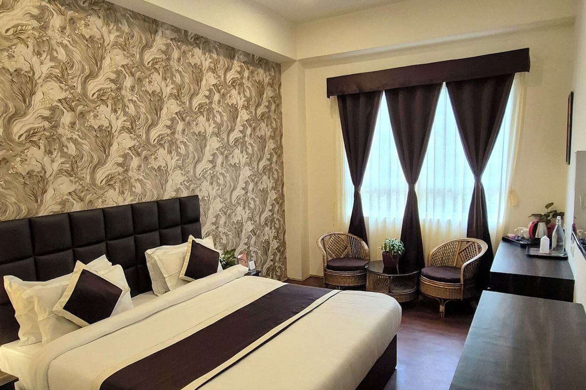 Tweepersoonskamer | Luxe beddengoed, bedden met traagschuimmatrassen, een bureau