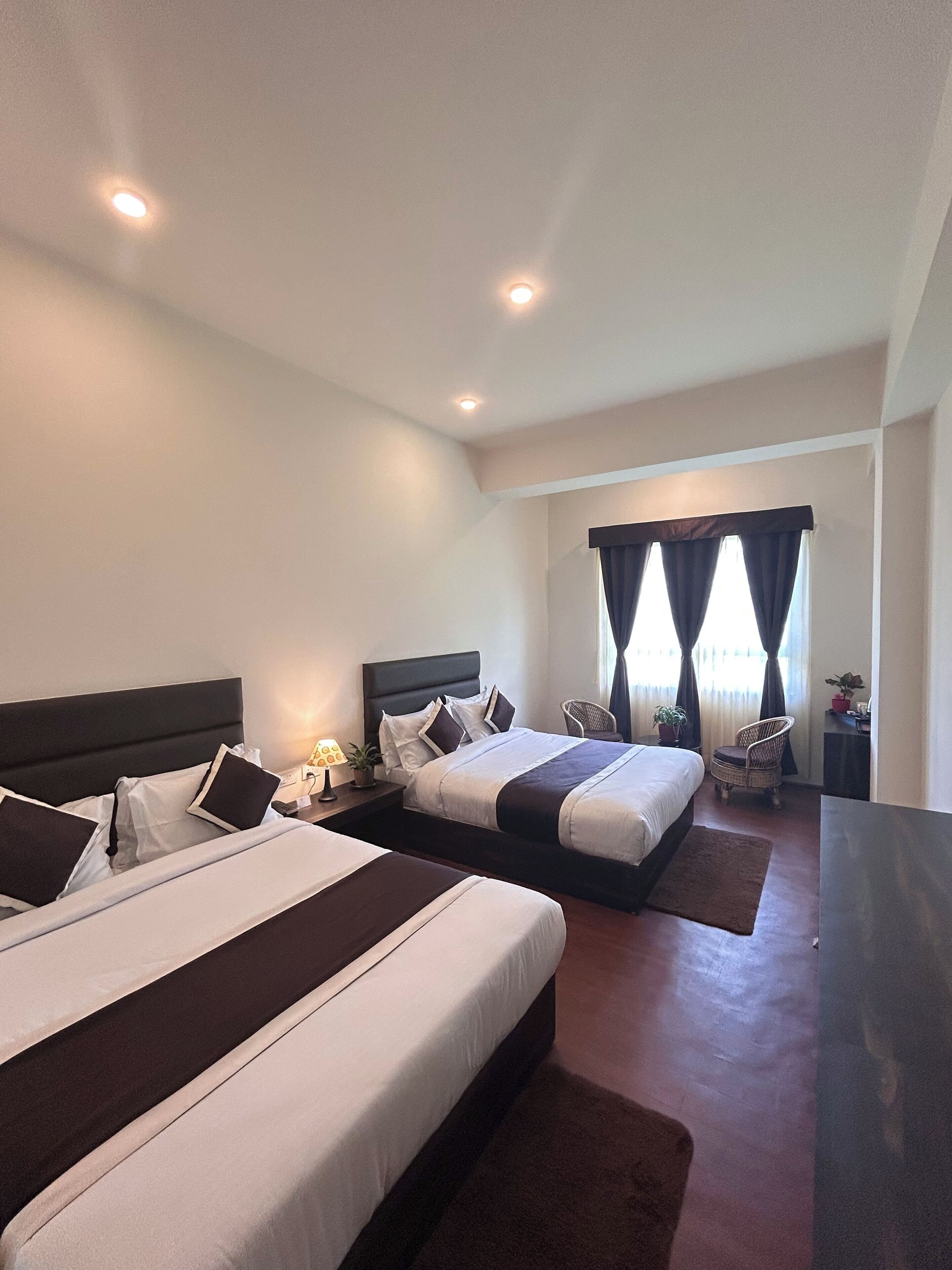 4 人部屋 マウンテンビュー | 高級寝具、低反発ベッド、デスク、ノートパソコン用作業スペース