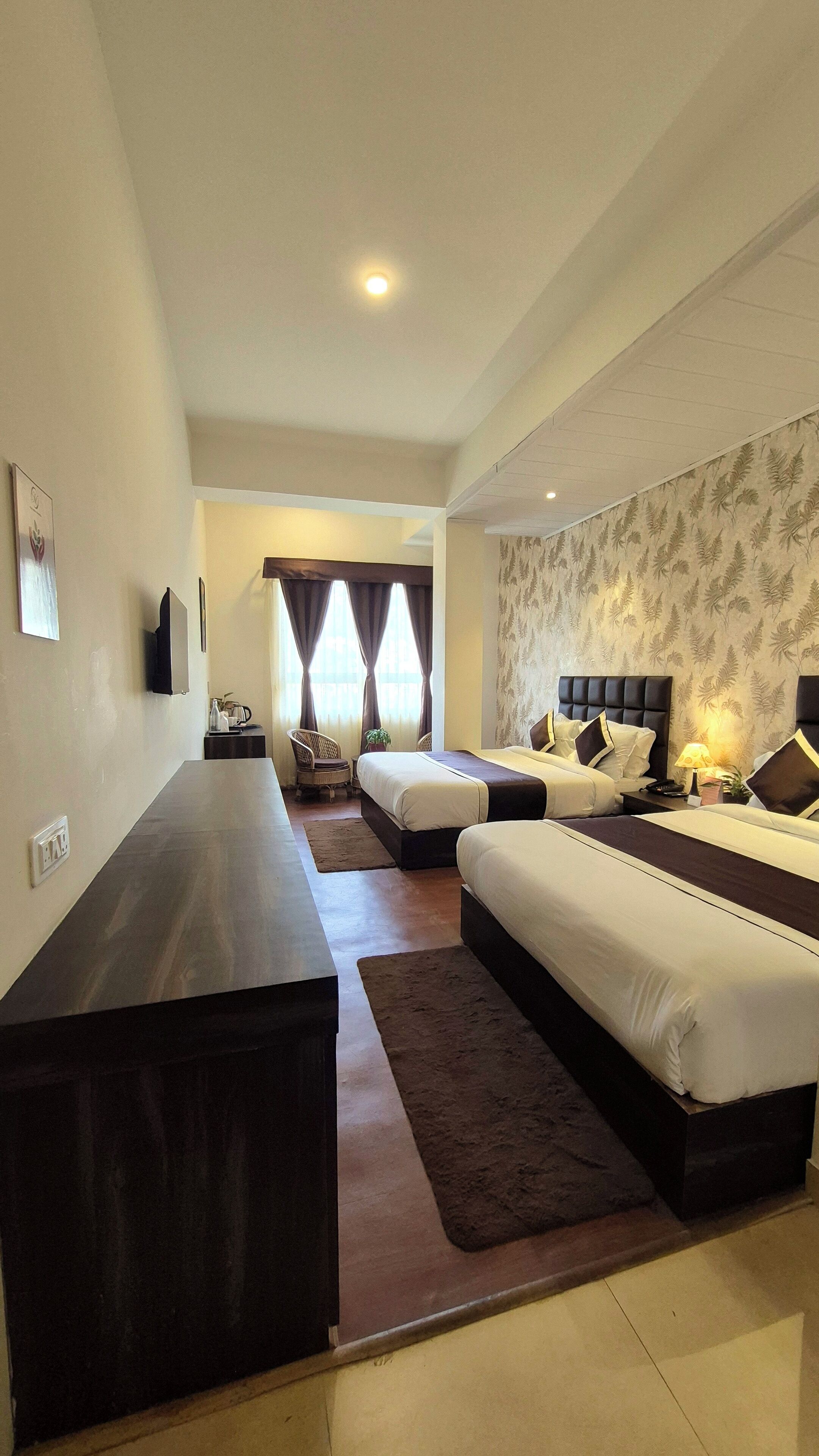 Kamer, uitzicht op bergen | Luxe beddengoed, bedden met traagschuimmatrassen, een bureau