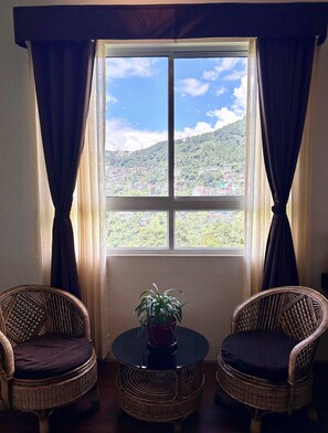 Premium bedding, memory foam beds, desk, laptop workspace - Mazong Crest (Gangtok)