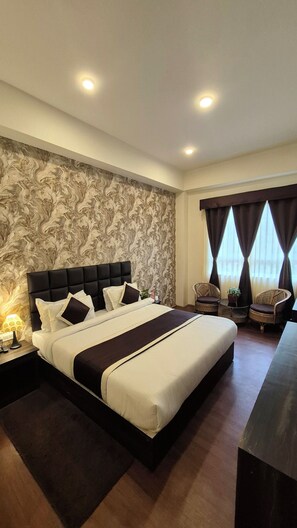 Double Room | Premium bedding, memory foam beds, desk, laptop workspace - Mazong Crest (Gangtok)
