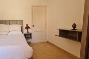 3 bedrooms, free WiFi, bed sheets - Beautiful Nile Front Apartment (Luxor)