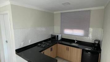 Suite, pemandangan laut terbatas | Dapur pribadi | Microwave di ruangan umum