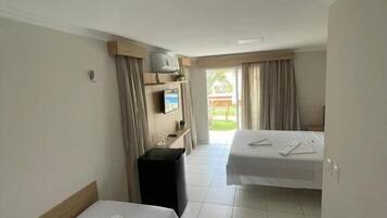 Chalé família, sacada, vista parcial para o oceano | Wi-Fi de cortesia