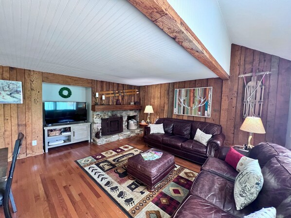 Smart TV, fireplace, foosball, table tennis - Newly refreshed four bedroom, three full bath multilevel condo (Sugar Mountain)