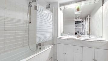 Douche, sĂšche-cheveux, serviettes fournies, savon