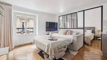 1 chambre, bureau, fer et planche à repasser, lit parapluie