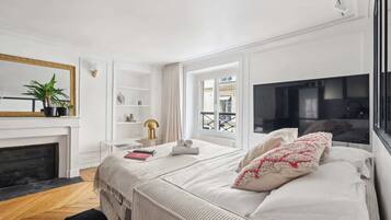 1 habitación, escritorio, tabla de planchar con plancha y cuna de viaje