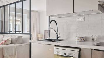 Fridge, oven, stovetop, dishwasher