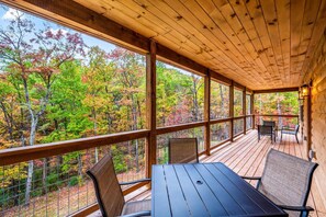 Outdoor dining - Luxe 4BR w/Firepit*Hot Tub*Game Room*Comm Pool (Sevierville)