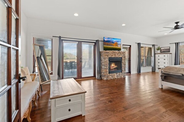 5 bedrooms, desk, iron/ironing board, WiFi - Blue Iris: New! Lakefront Luxury! Fireplaces*Hot Tub*Privacy (Sevierville)