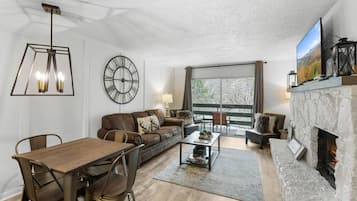 Een televisie en een open haard