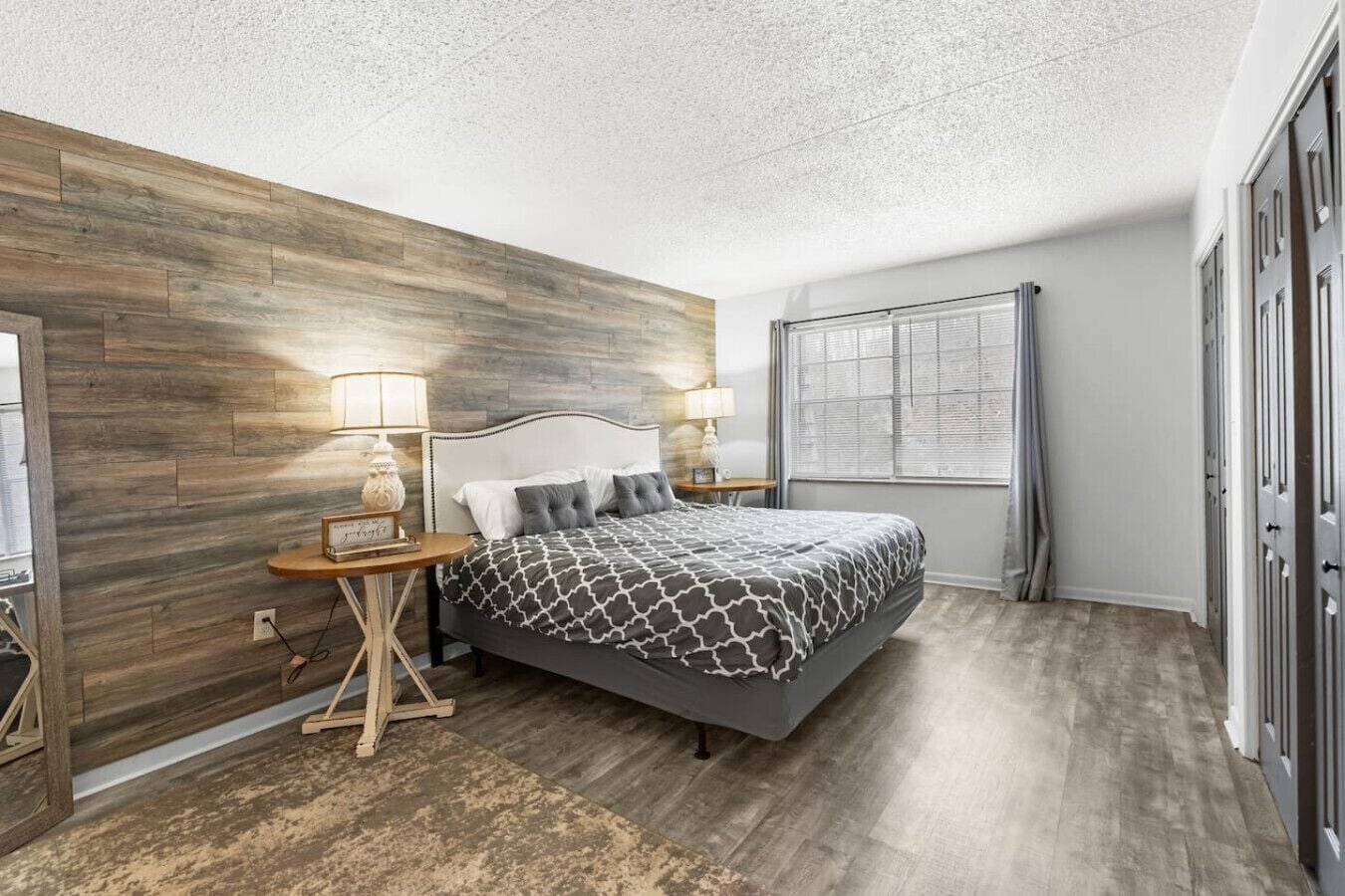 2 soverom, skrivebord, strykejern/-brett og reiseseng for barn