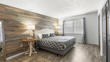 2 soverom, skrivebord, strykejern/-brett og reiseseng for barn