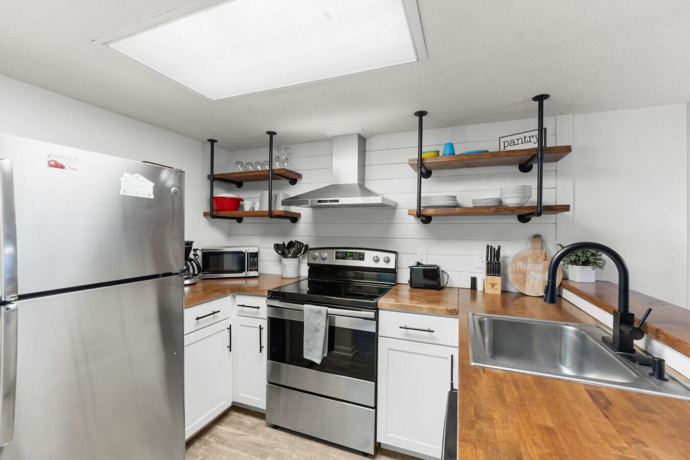 Kühlschrank, Mikrowelle, Ofen, Herdplatte