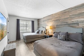 2 soverom, skrivebord, strykejern/-brett og reiseseng for barn